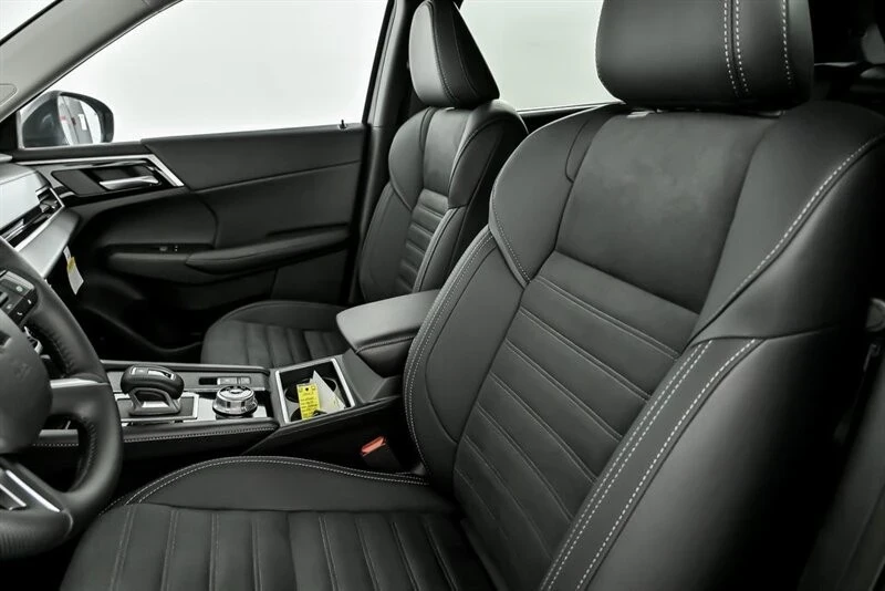 2025 Mitsubishi Outlander - Image 20 of 21