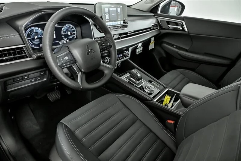 2025 Mitsubishi Outlander - Image 18 of 21