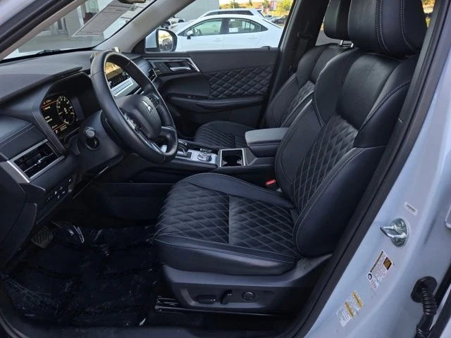 2025 Mitsubishi Outlander - Image 17 of 28