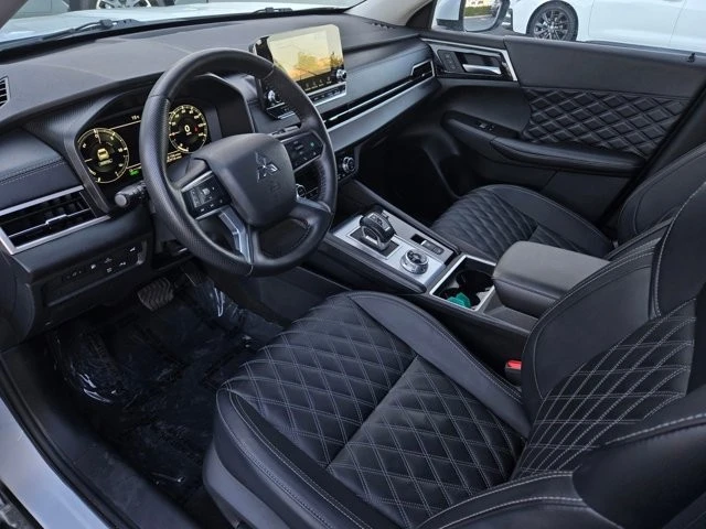 2025 Mitsubishi Outlander - Image 8 of 28