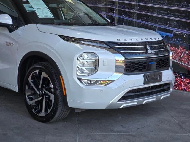 2025 Mitsubishi Outlander - Image 2 of 28