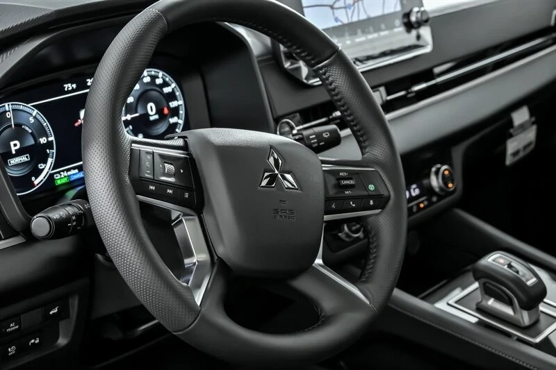 2025 Mitsubishi Outlander - Image 17 of 21