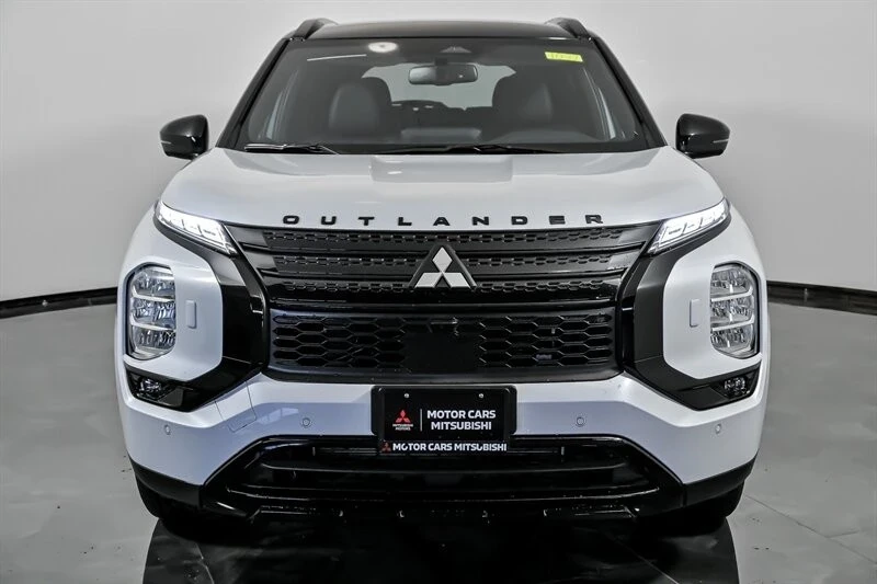 2025 Mitsubishi Outlander - Image 4 of 21