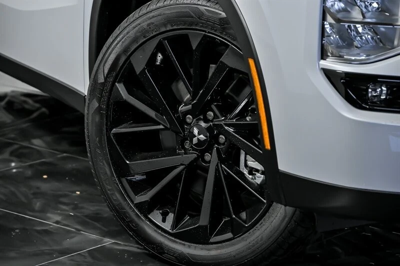 2025 Mitsubishi Outlander - Image 3 of 21