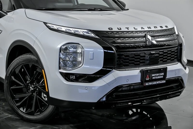 2025 Mitsubishi Outlander - Image 2 of 21
