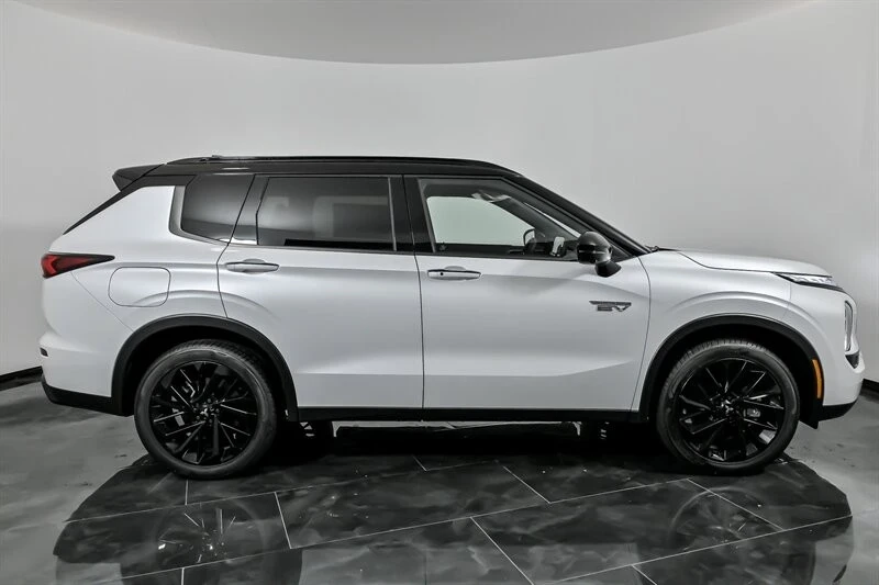2025 Mitsubishi Outlander - Image 10 of 21