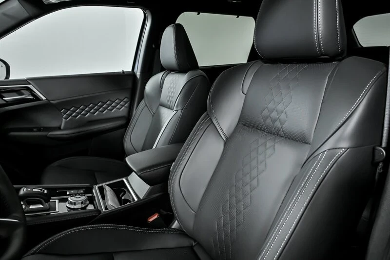 2025 Mitsubishi Outlander - Image 14 of 21