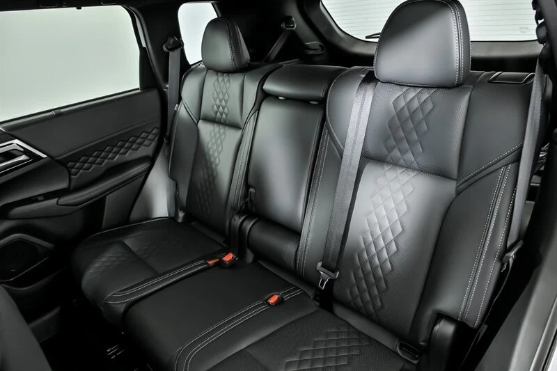 2025 Mitsubishi Outlander - Image 16 of 21