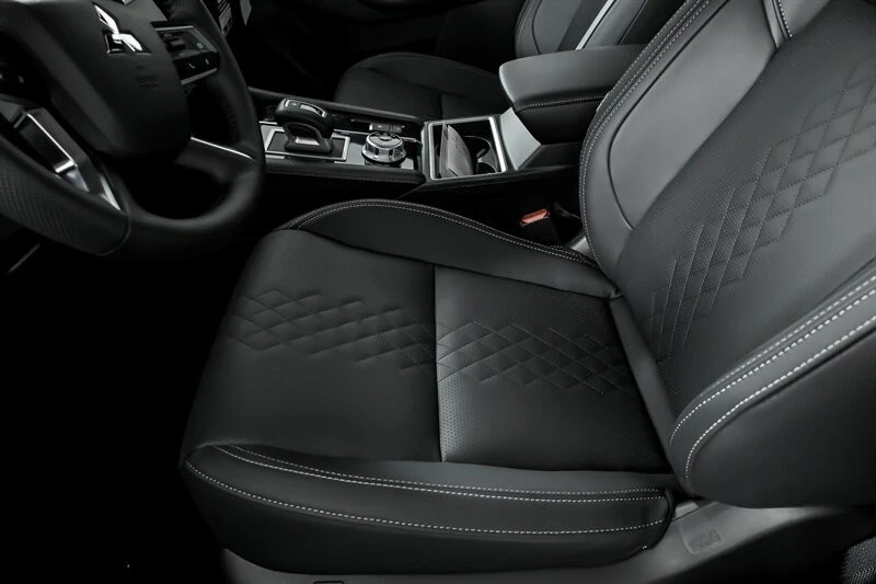 2025 Mitsubishi Outlander - Image 13 of 21
