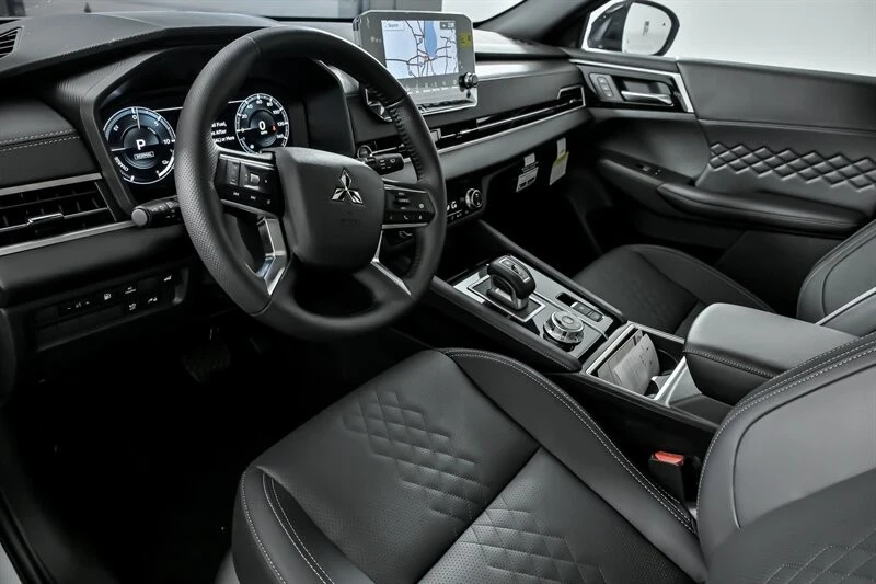 2025 Mitsubishi Outlander - Image 12 of 21