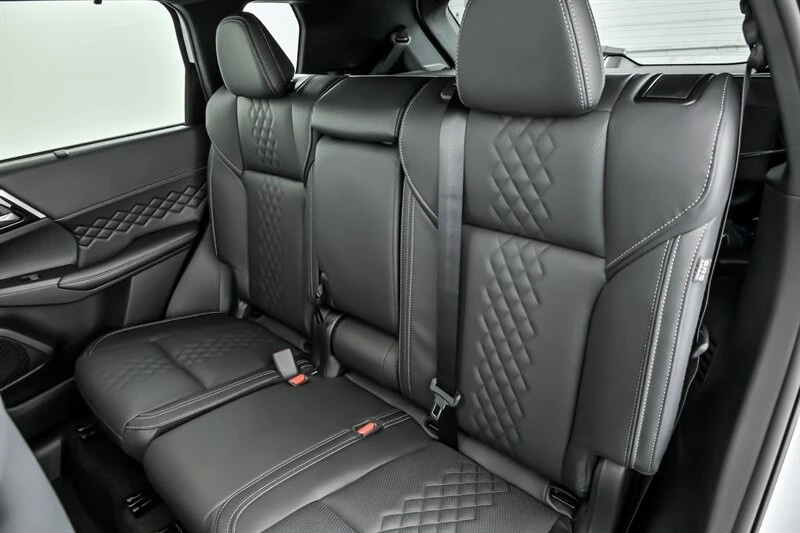 2025 Mitsubishi Outlander - Image 17 of 21