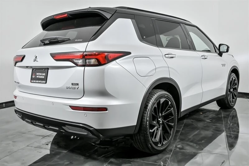 2025 Mitsubishi Outlander - Image 8 of 21