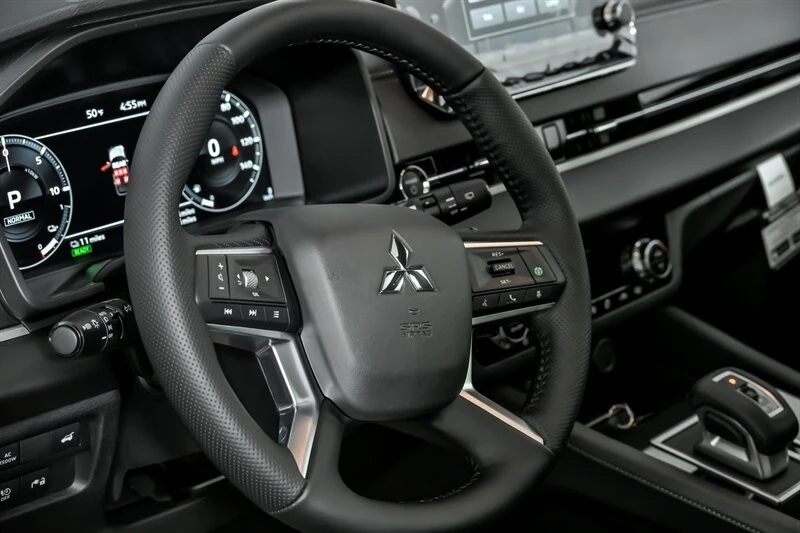 2025 Mitsubishi Outlander - Image 18 of 21