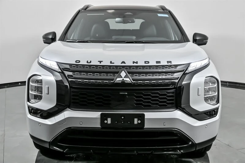 2025 Mitsubishi Outlander - Image 4 of 21