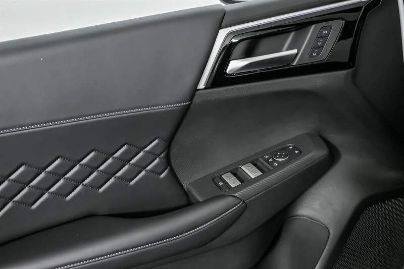2025 Mitsubishi Outlander - Image 12 of 21