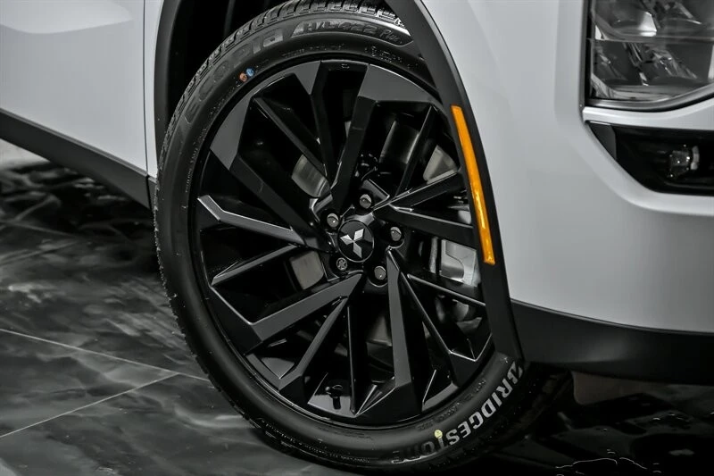 2025 Mitsubishi Outlander - Image 3 of 21