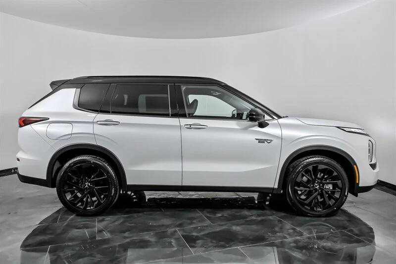 2025 Mitsubishi Outlander - Image 9 of 21
