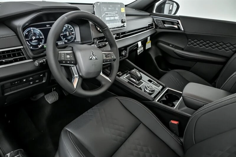 2025 Mitsubishi Outlander - Image 14 of 21