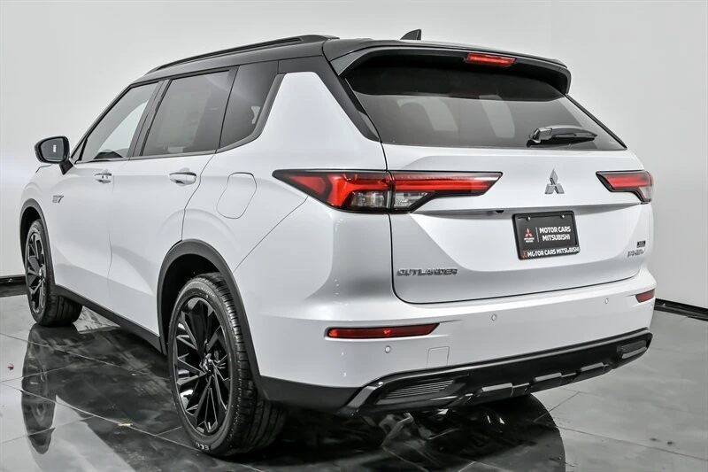 2025 Mitsubishi Outlander - Image 7 of 21