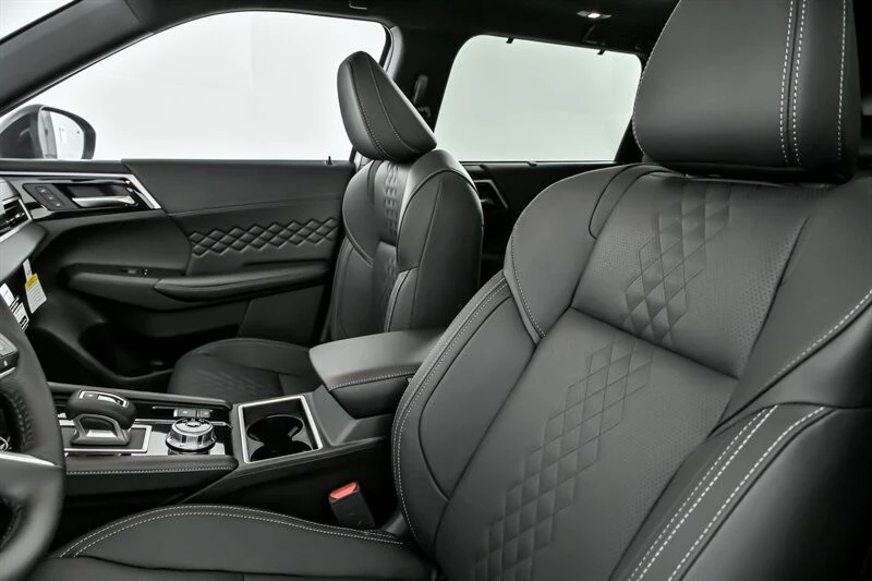 2025 Mitsubishi Outlander - Image 15 of 21