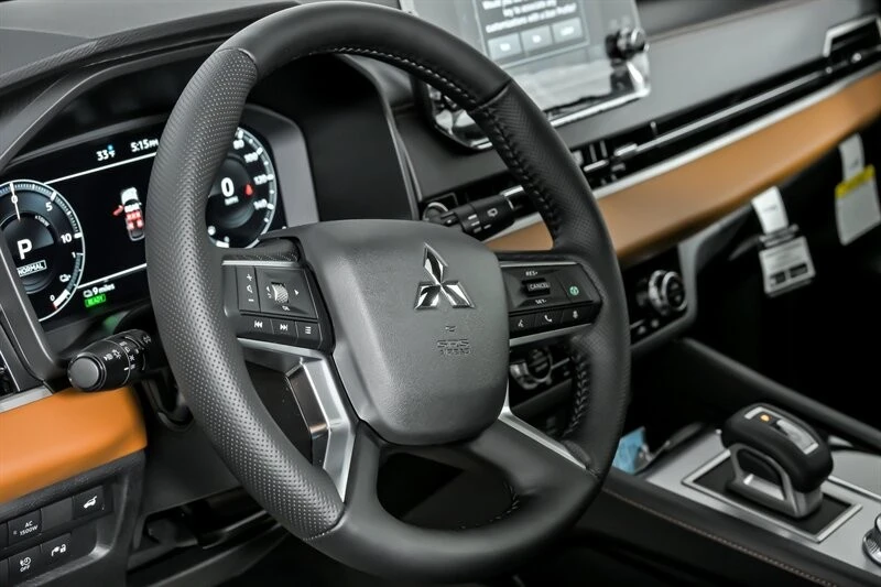 2025 Mitsubishi Outlander - Image 16 of 23