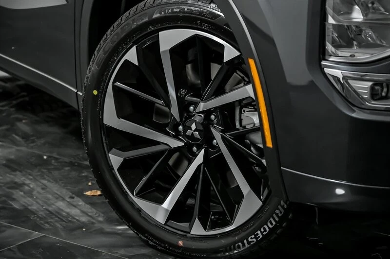 2025 Mitsubishi Outlander - Image 3 of 23