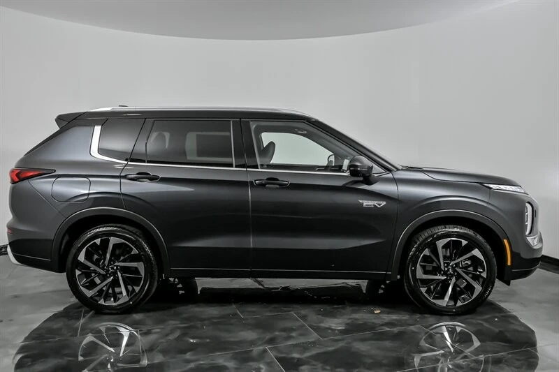2025 Mitsubishi Outlander - Image 9 of 23
