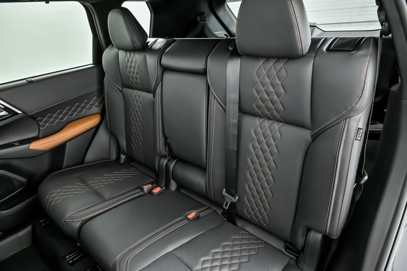 2025 Mitsubishi Outlander - Image 15 of 23