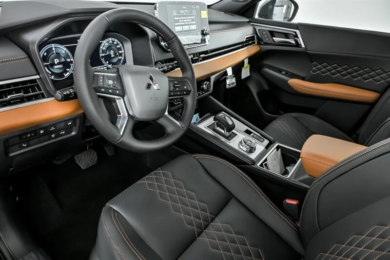 2025 Mitsubishi Outlander - Image 13 of 23