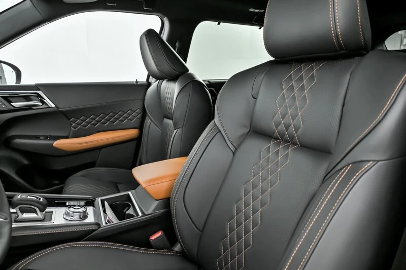 2025 Mitsubishi Outlander - Image 14 of 23