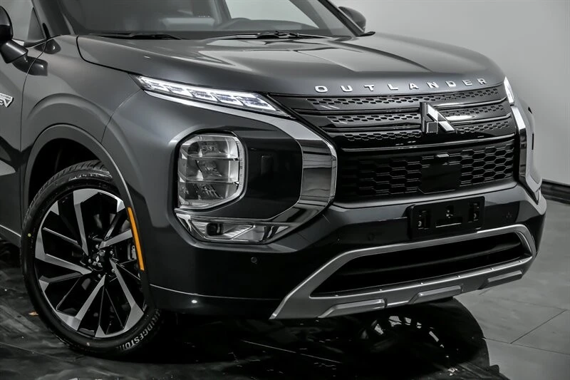 2025 Mitsubishi Outlander - Image 2 of 23