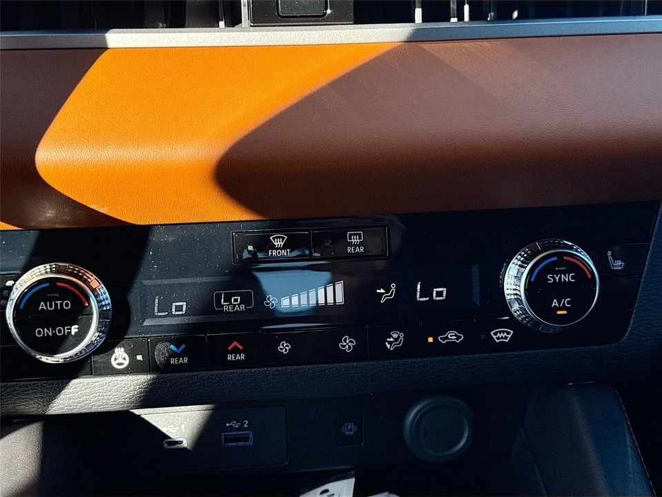 2025 Mitsubishi Outlander - Image 16 of 21