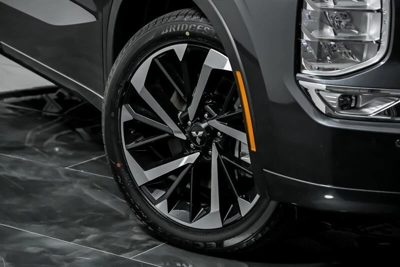 2025 Mitsubishi Outlander - Image 3 of 21