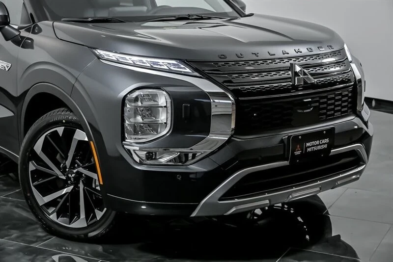 2025 Mitsubishi Outlander - Image 2 of 21