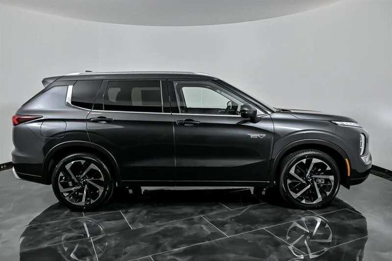 2025 Mitsubishi Outlander - Image 9 of 21