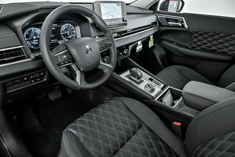 2025 Mitsubishi Outlander - Image 12 of 21