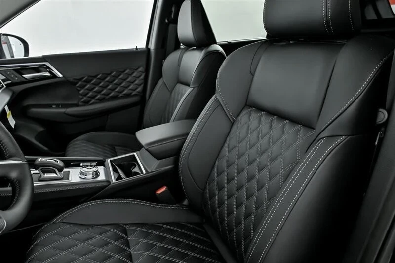 2025 Mitsubishi Outlander - Image 14 of 21