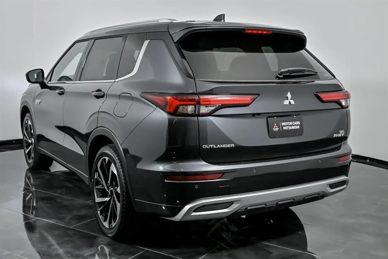 2025 Mitsubishi Outlander - Image 7 of 21