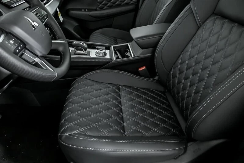 2025 Mitsubishi Outlander - Image 13 of 21