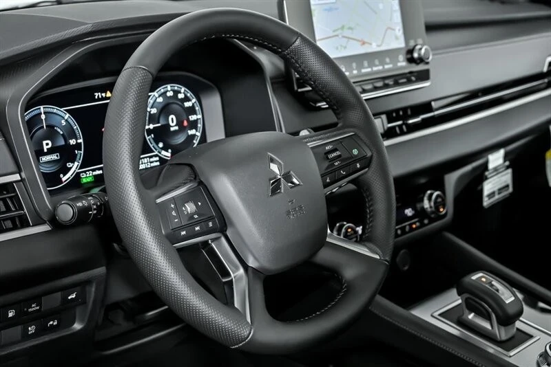 2025 Mitsubishi Outlander - Image 17 of 21