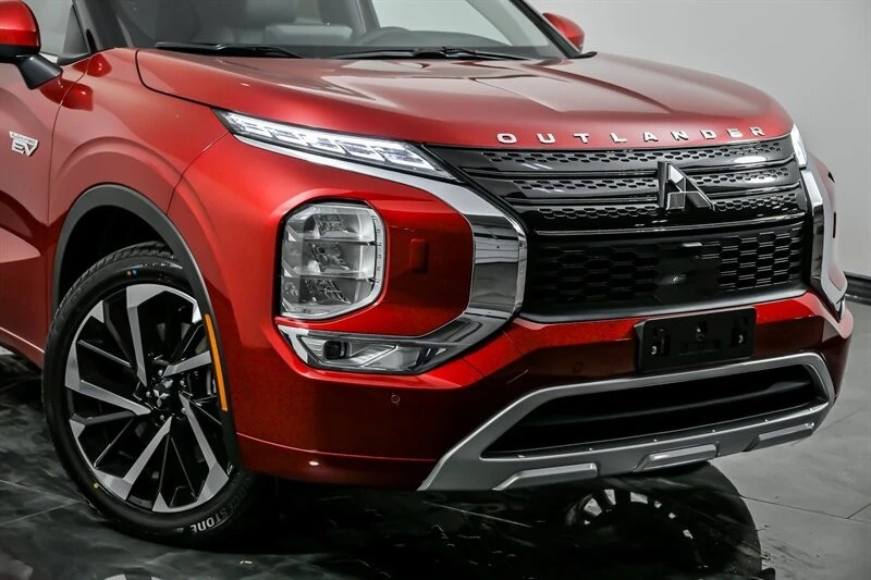 2025 Mitsubishi Outlander - Image 2 of 21