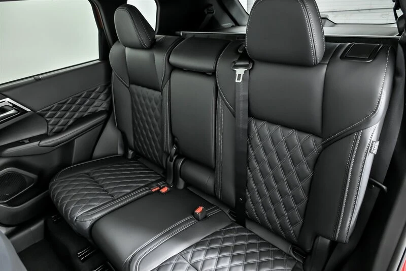 2025 Mitsubishi Outlander - Image 16 of 21
