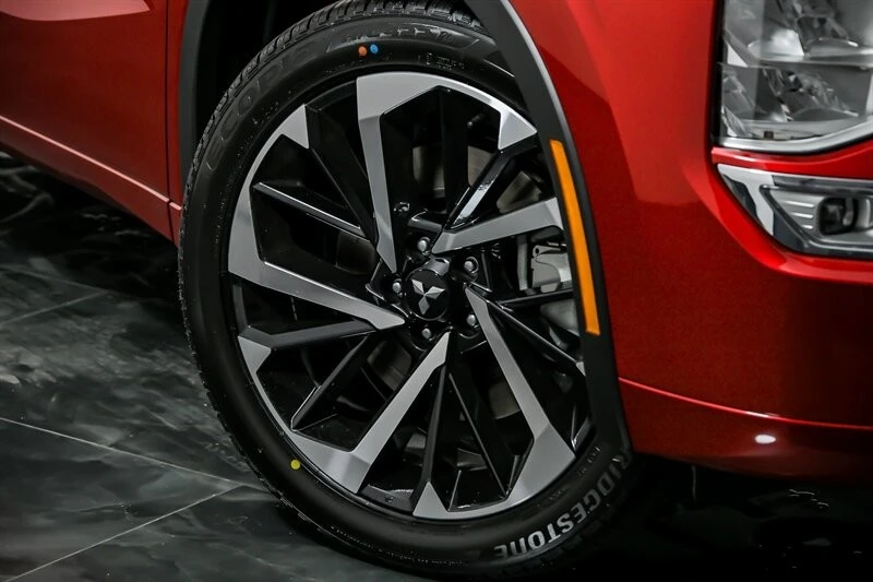 2025 Mitsubishi Outlander - Image 3 of 21