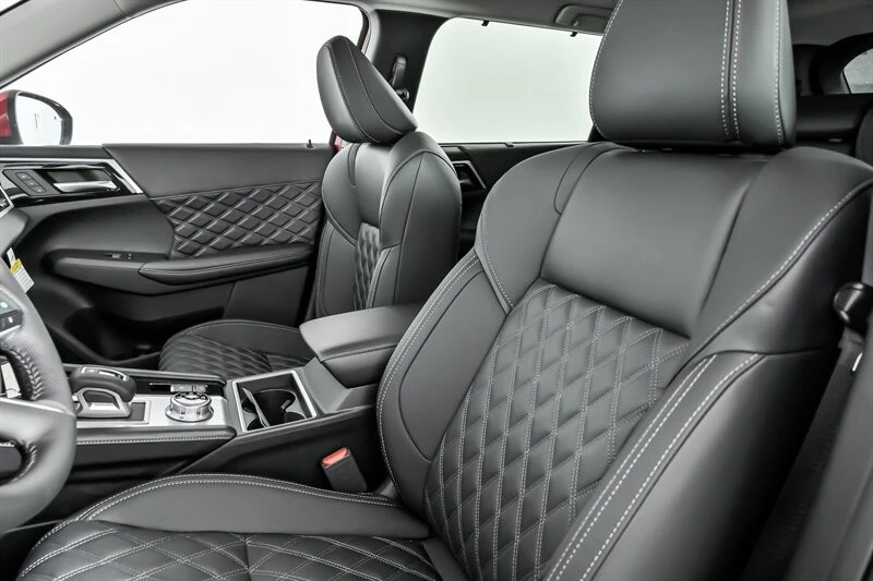 2025 Mitsubishi Outlander - Image 14 of 21
