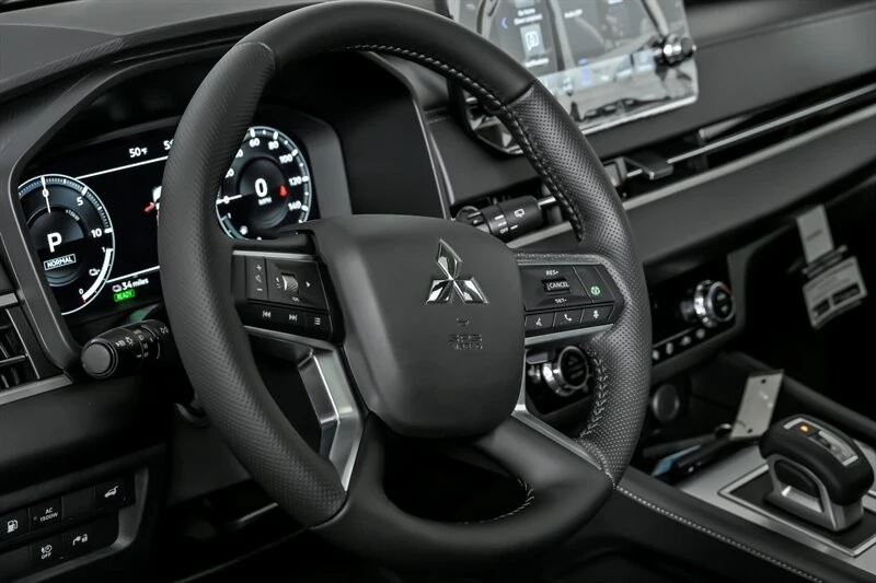 2025 Mitsubishi Outlander - Image 17 of 21