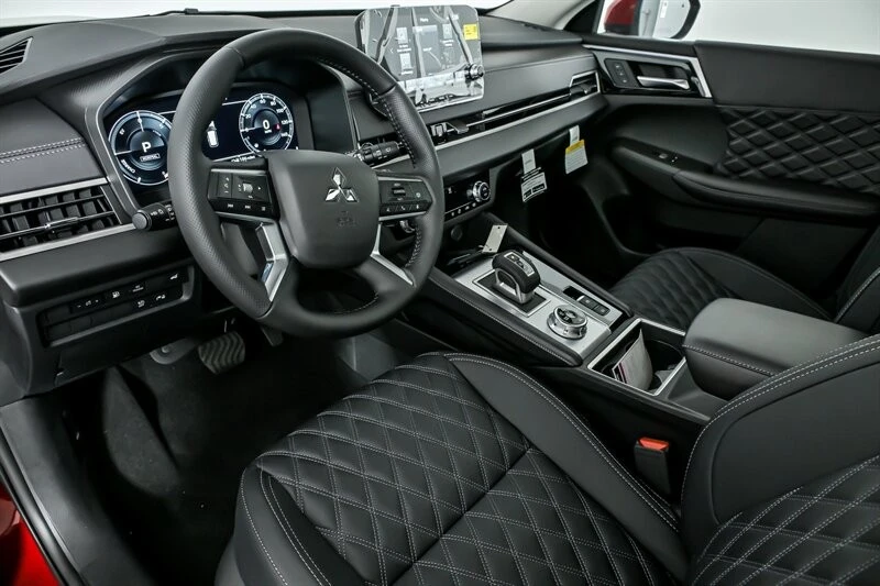 2025 Mitsubishi Outlander - Image 13 of 21