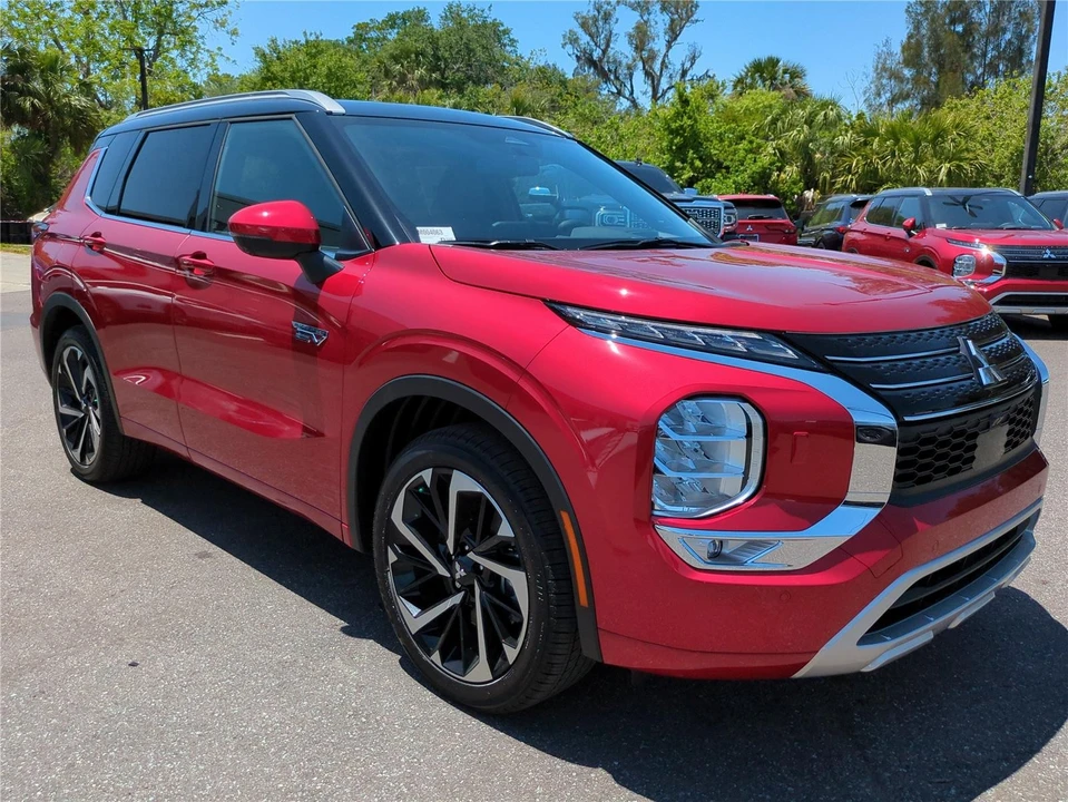 2025 Mitsubishi Outlander - Image 2 of 21