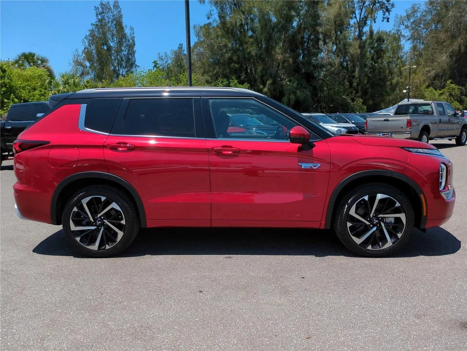 2025 Mitsubishi Outlander - Image 3 of 21