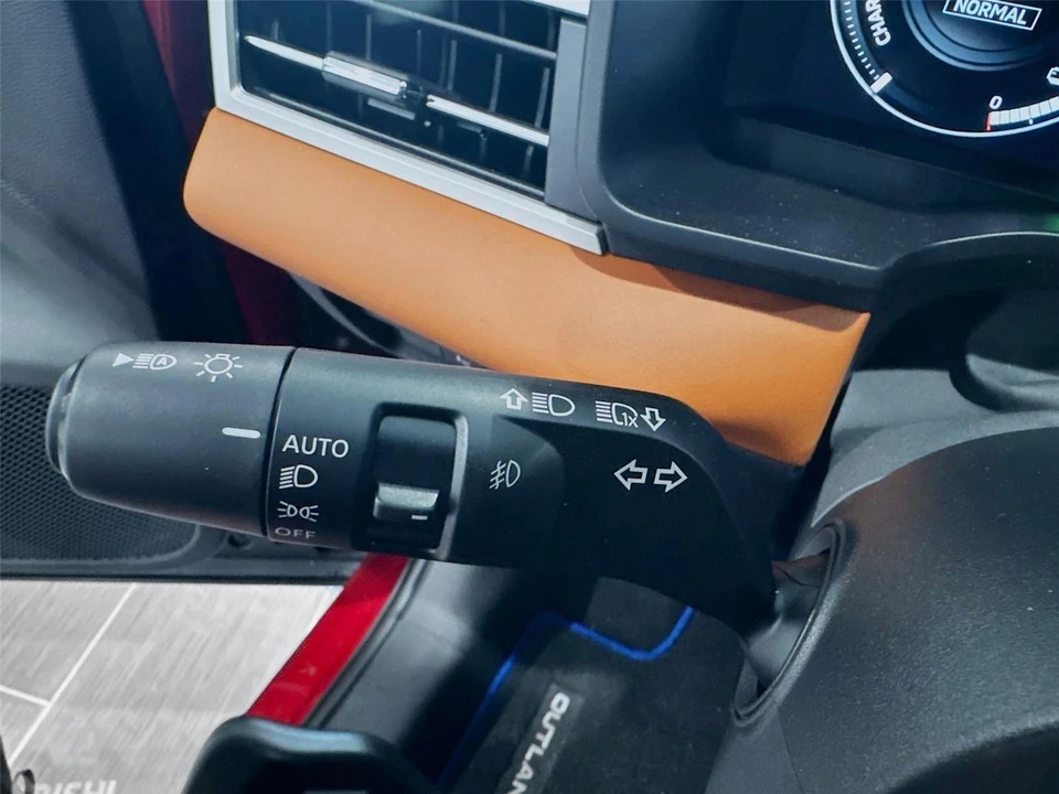 2025 Mitsubishi Outlander - Image 5 of 21