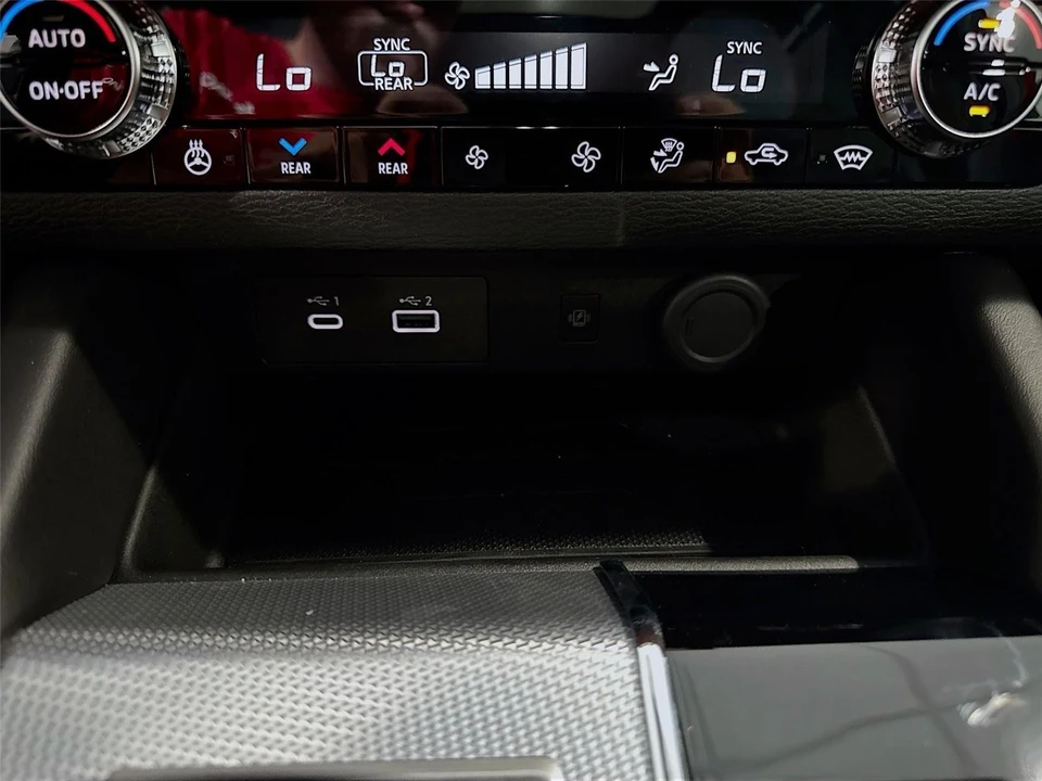 2025 Mitsubishi Outlander - Image 16 of 21